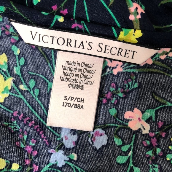 Victoria’s Secret romper floral - Picture 2 of 11